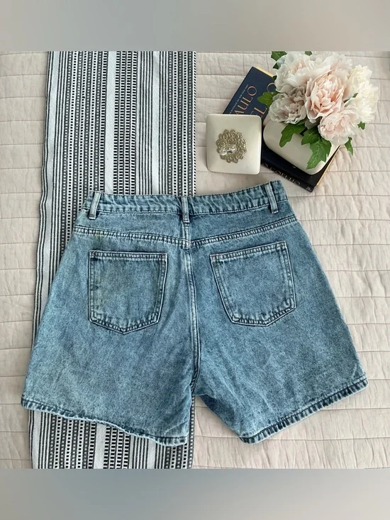 Used Classic High-Rise Denim Shorts in Light Blue - Picture 4 of 9